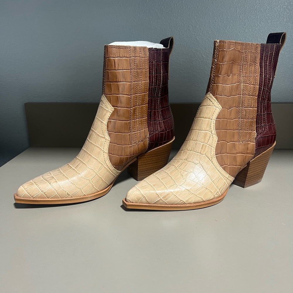 Dolce Vida boots. Women’s size 9. Never been worn.